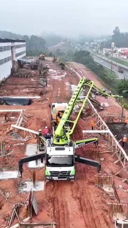 Caminhão-bomba Bombamax com a lança montada em obra, visto de cima
